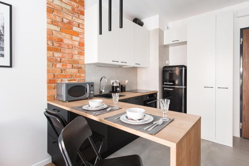 Kuchyňa alebo kuchynka v ubytovaní SuperApart Stalowa 39 Modern Unit with Kitchen & Wifi