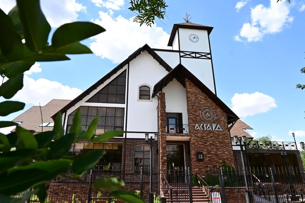 een kerk met een klokkentoren erop bij Гостиница Asgard in Boedjonnovsk