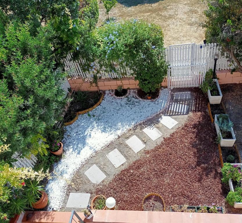una vista aérea de un jardín con un banco y plantas en B&B Il Marinaio, en Sassari