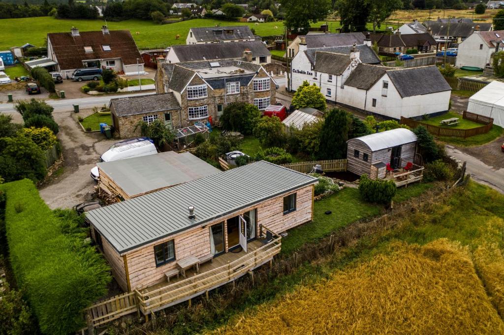una vista aérea de una pequeña ciudad con una casa en Culbokie Lodges, en Culbokie
