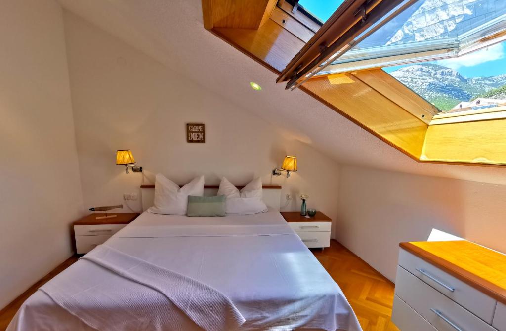 Een bed of bedden in een kamer bij Villa Mira