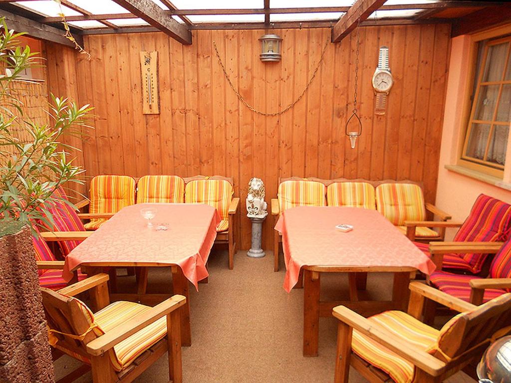 uma sala de jantar com duas mesas e cadeiras em Familienpension Erfurt em Erfurt