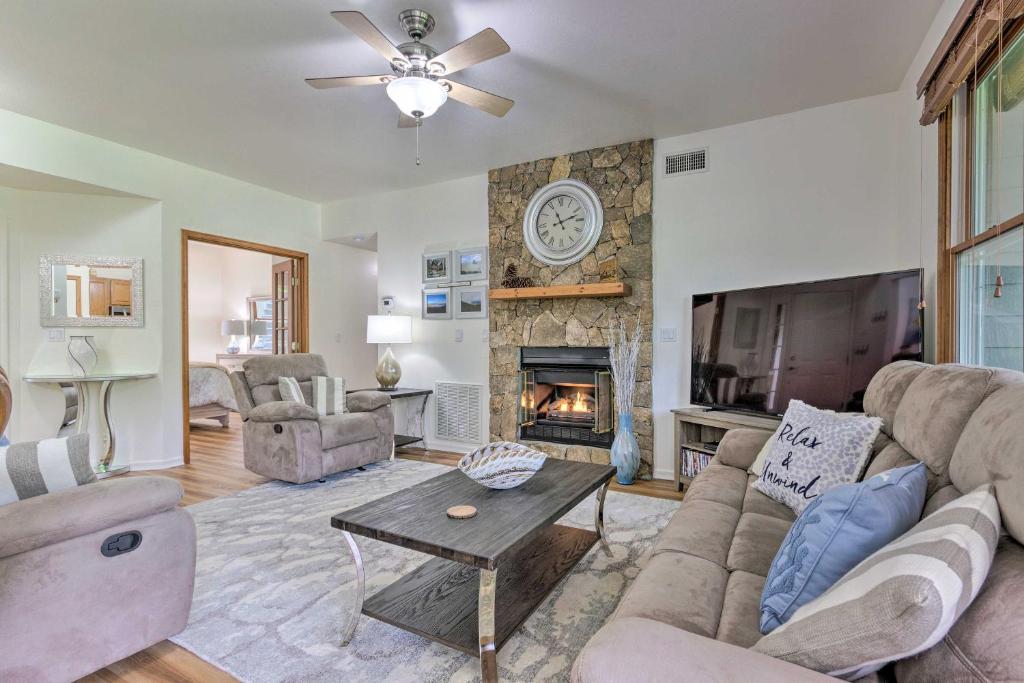 Posezení v ubytování Blue Ridge Mtn Views Condo with Furnished Balcony