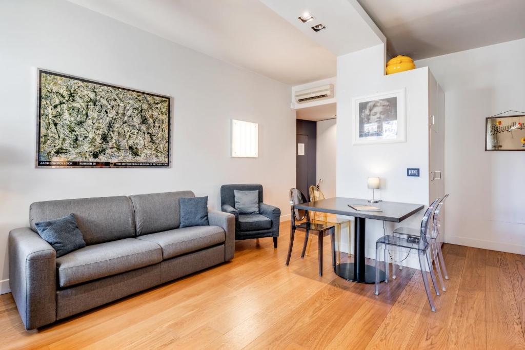 Posedenie v ubytovaní Piazza Santa Croce Design Apartment with Balcony