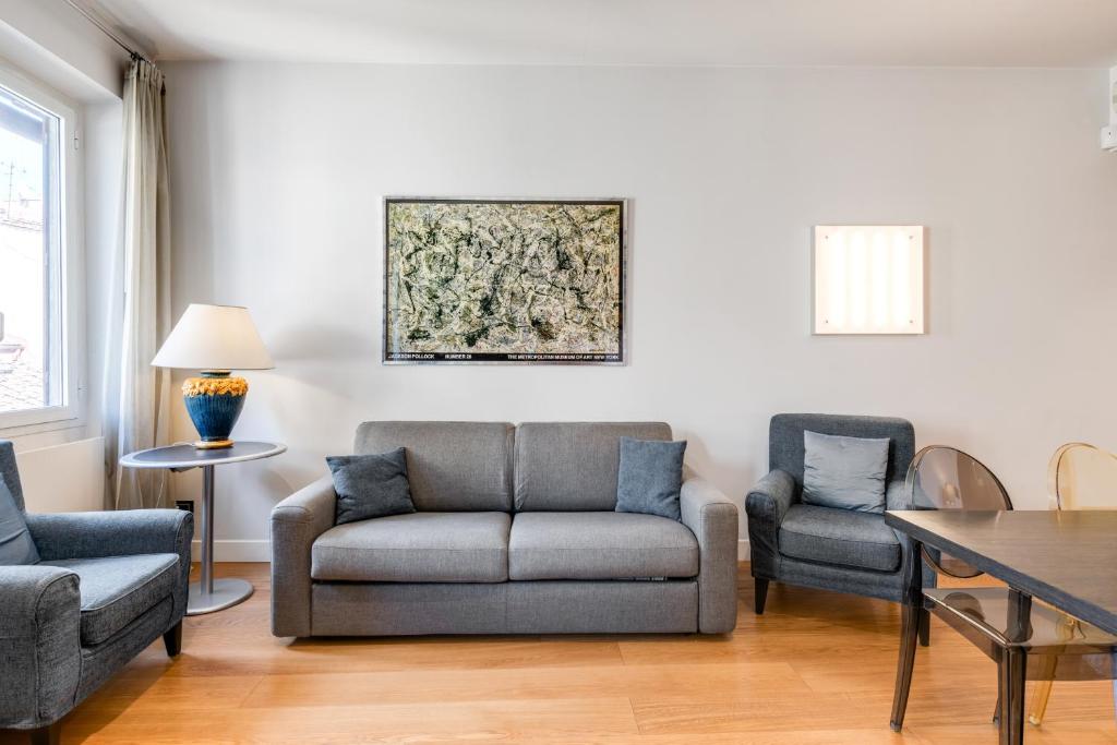 Posedenie v ubytovaní Piazza Santa Croce Design Apartment with Balcony