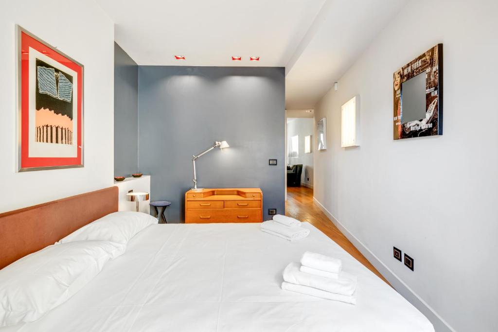 Posteľ alebo postele v izbe v ubytovaní Piazza Santa Croce Design Apartment with Balcony