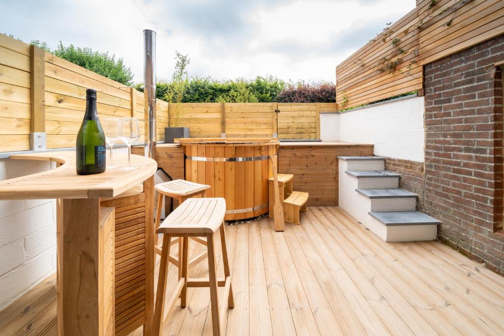 un patio con bar y una botella de vino en ô17, en Namur