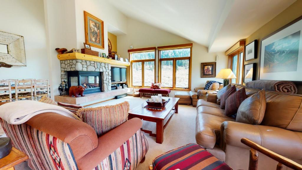 a living room with leather furniture and a fireplace at Snowcreek #760 condo in Mammoth Lakes