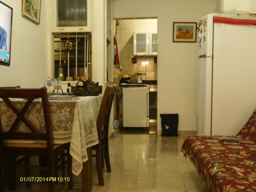 uma cozinha e sala de jantar com uma mesa e um frigorífico em Apartamento Coração de Copacabana no Rio de Janeiro