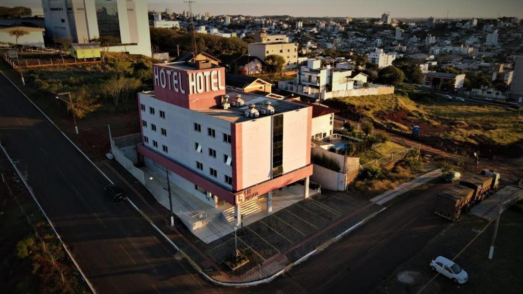 Vue de tête d'un bâtiment d'une ville dans l'établissement LH Plaza Hotel, à Chapecó