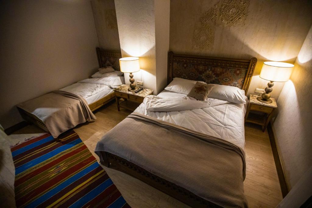 Postel nebo postele na pokoji v ubytování Boutique ETHNO HOTEL