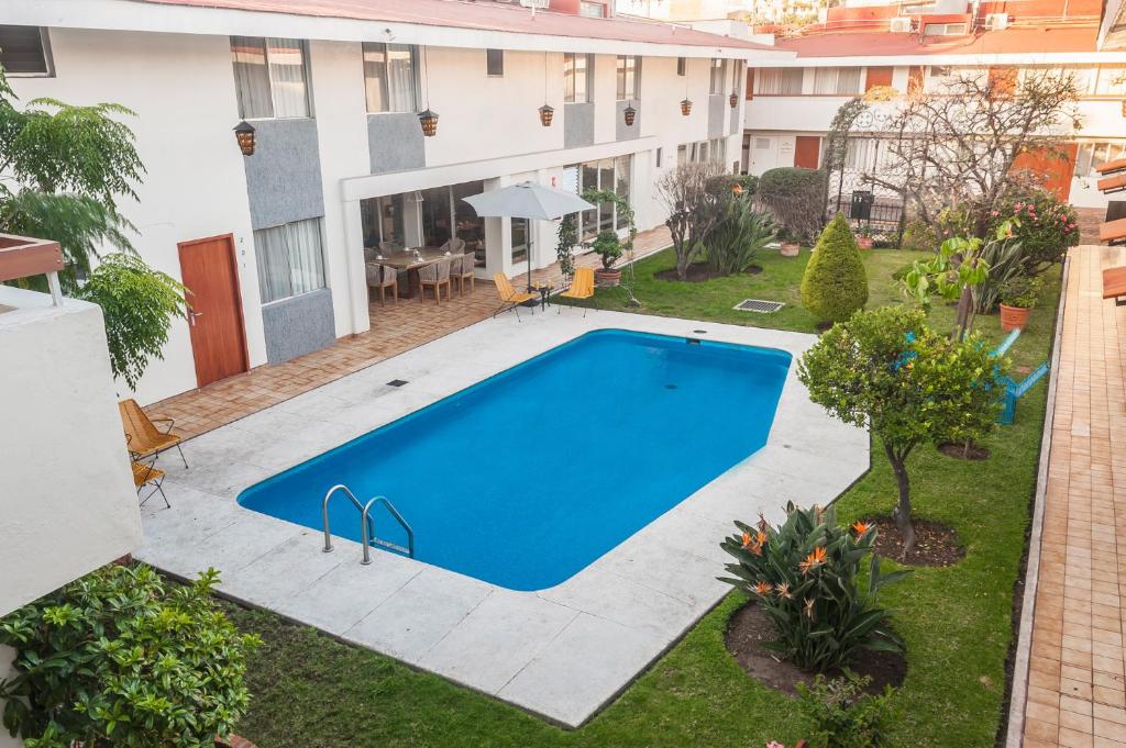Bazén v ubytování Hotel Isabel nebo v jeho okolí