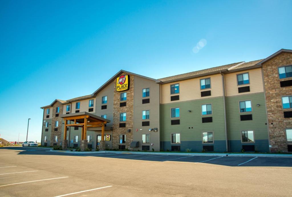 um hotel com uma placa na frente em My Place Hotel Rapid City em Rapid City