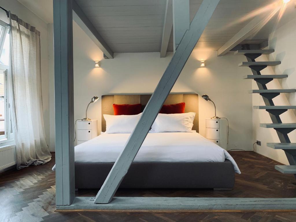 um quarto com uma cama e uma escada em espiral em CITY CENTER Apartments em Praga