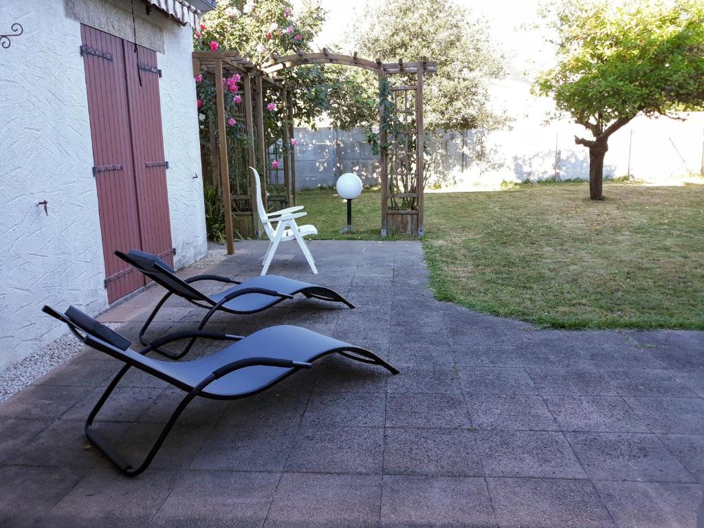 a pair of chairs sitting on a patio at Le Croisic Brocéliande in Le Croisic