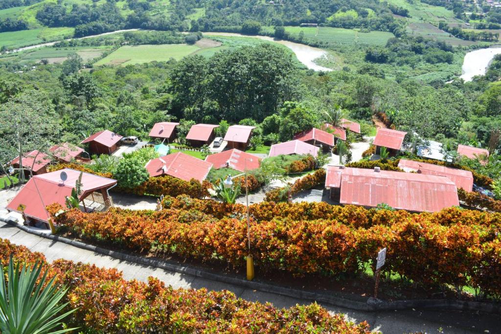 - une vue aérienne sur un complexe avec des arbres et des bâtiments dans l'établissement Valle Encantado, à San Isidro de El General