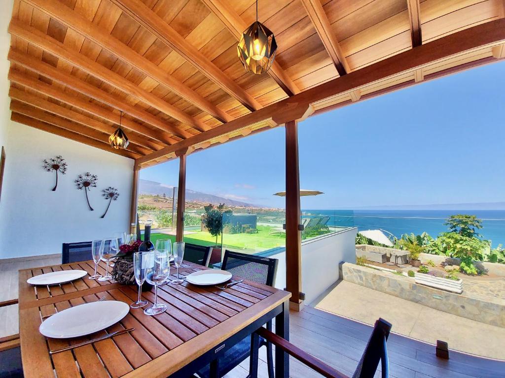 勞羅塔瓦的住宿－Papaya Paradise，一间设有桌子的海景用餐室