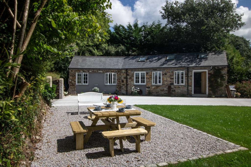 einem Picknicktisch und einer Bank vor einem Haus in der Unterkunft The wood shed in Truro