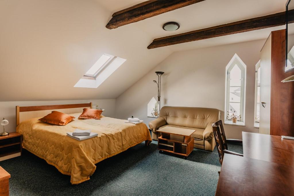 Postel nebo postele na pokoji v ubytování Hotel U Valdické brány