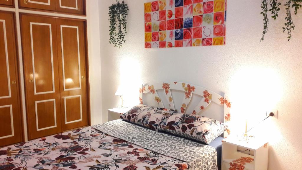 トレビエハにあるNICE 2-BEDROOMSのベッドルーム1室(花柄のベッドカバー付)