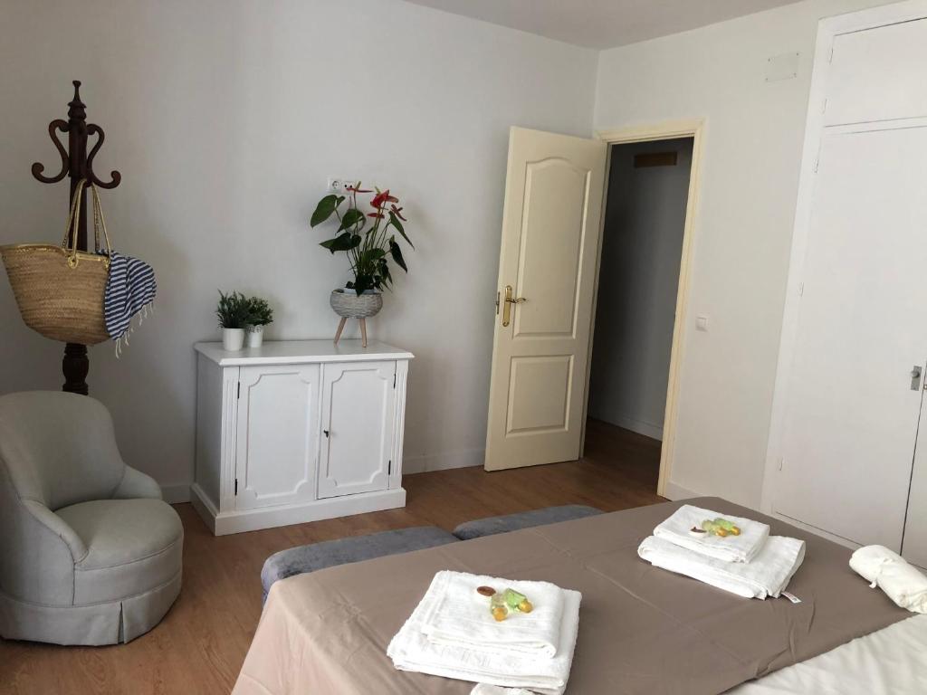 Posteľ alebo postele v izbe v ubytovaní Malaga Playa centro ideal familia y amigos