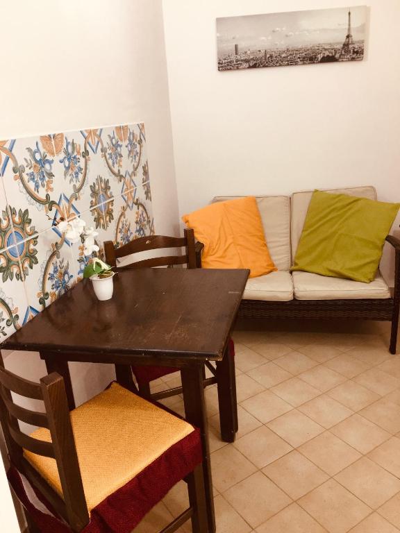 A seating area at Normanni Central House