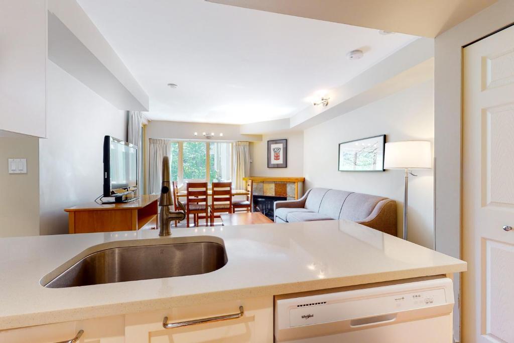 Whistler Peak Lodge - Standard Apartment