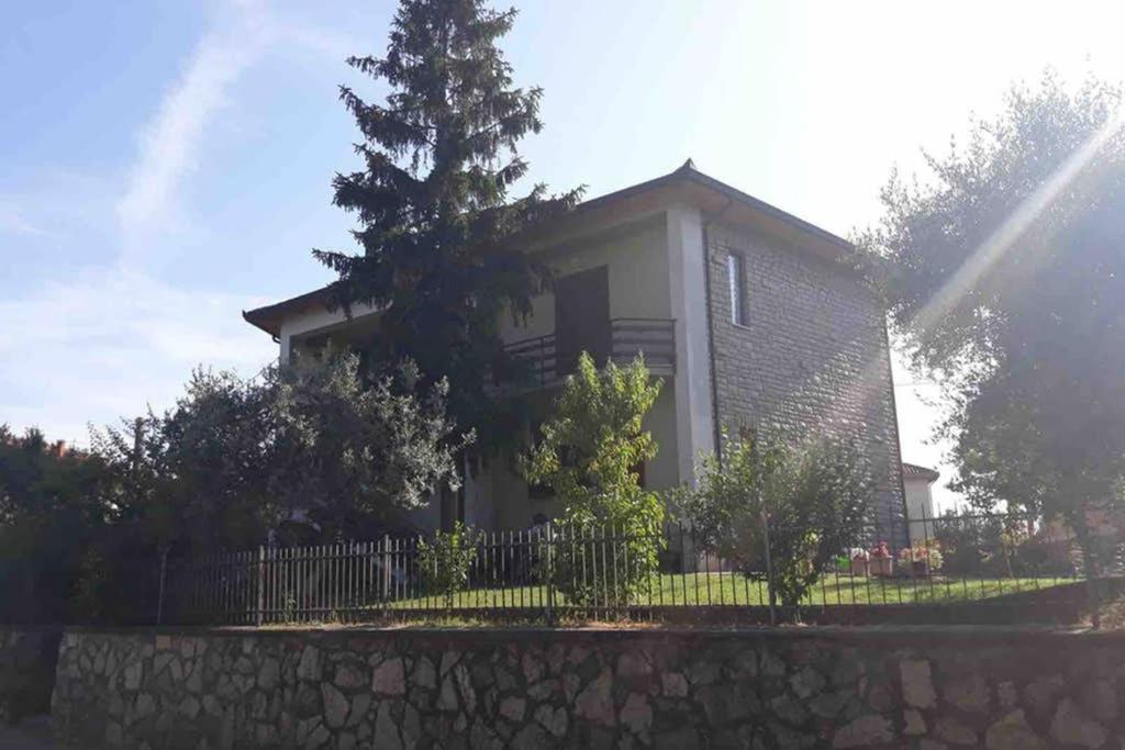 ein Haus mit einem Zaun davor in der Unterkunft Casa Vacanza Sergio e Carla in Gioiella