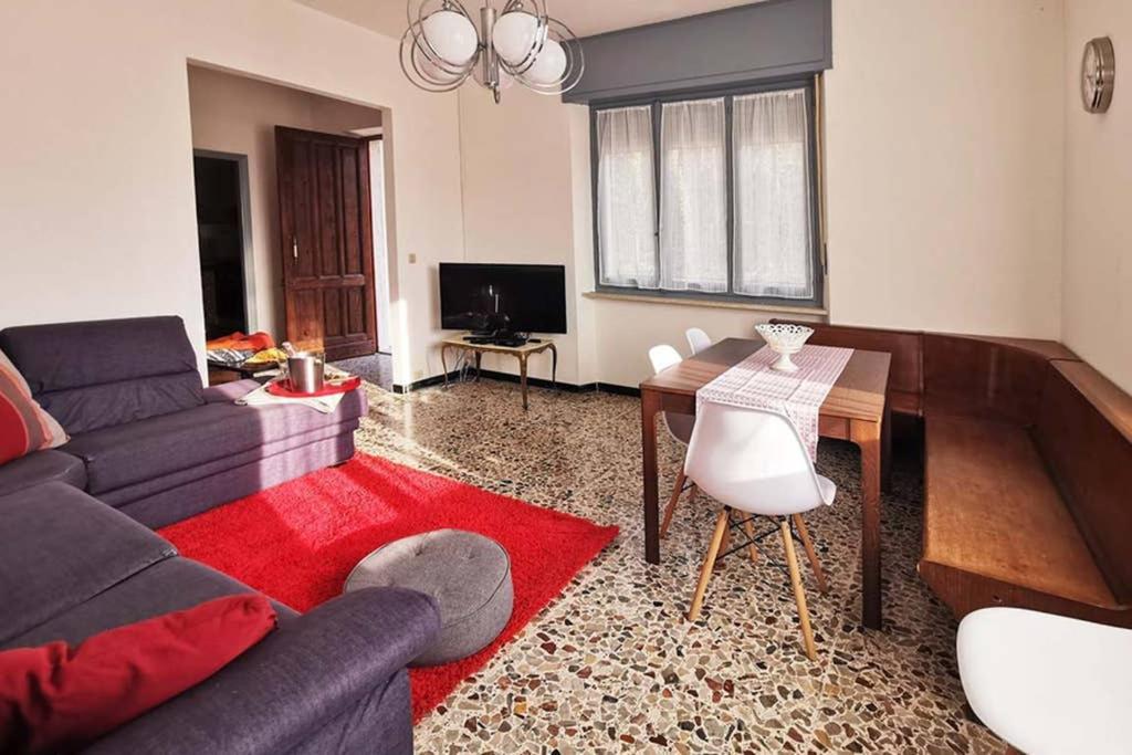 Телевизор и/или развлекательный центр в La Casa Gentile Appartamento Armida