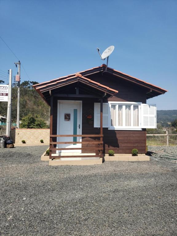 una pequeña casa con un cartel encima en Cabana Frio da Serra, en Urubici
