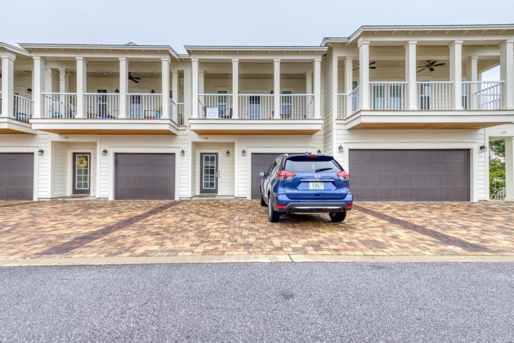 um carro azul estacionado em frente a uma casa em Crystal Beach Townhomes em Destin