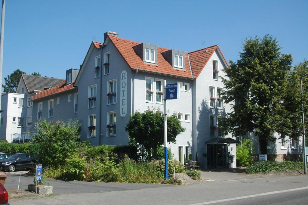 un edificio azul y blanco con techo rojo en Hotel Lindemann, en Bad Nauheim