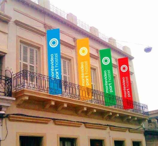 een gebouw met kleurrijke borden aan de zijkant bij Montevideo Port Hostel in Montevideo