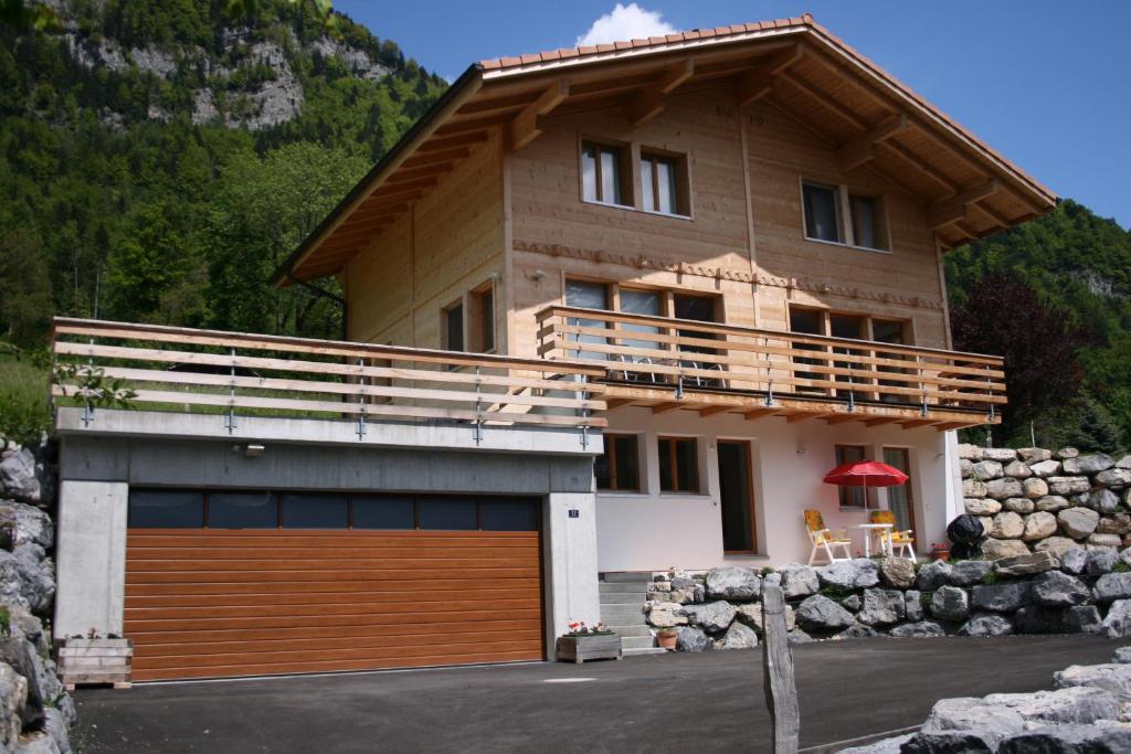 ein Haus mit einer Garage davor in der Unterkunft Chalet Mack in Brienzwiler