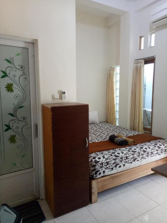 Letto o letti in una camera di Losmen Fadel Malioboro Jogja