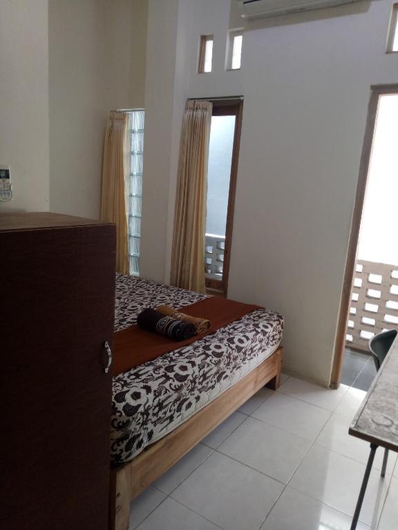 Letto o letti in una camera di Losmen Fadel Malioboro Jogja