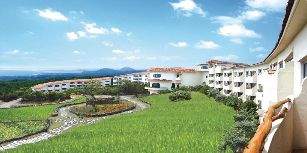 een uitzicht vanaf het balkon van een gebouw bij Club ES Jeju Resort in Seogwipo