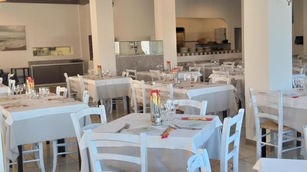 Restauracja lub miejsce do jedzenia w obiekcie HOTELRISTORANTE IL PUNTO