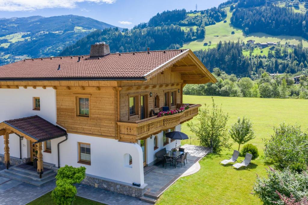 a house in the mountains with a balcony at Apart Elisabeth in Hippach