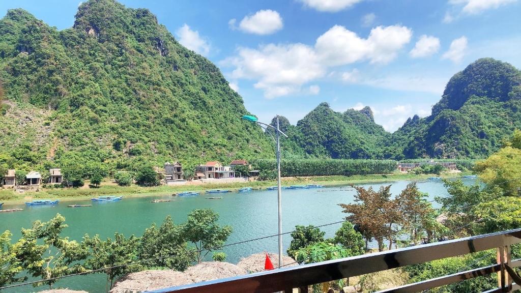 uitzicht op een rivier met bergen op de achtergrond bij Applebee's Homestay in Phong Nha