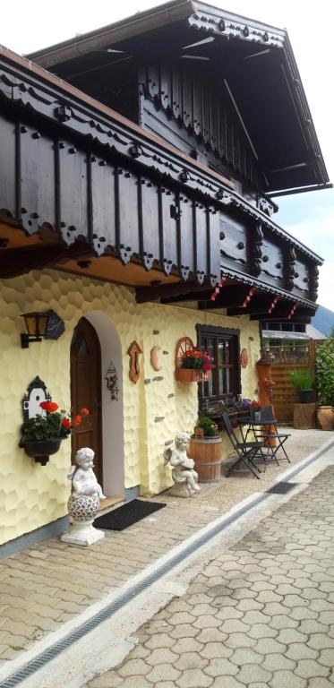una casa de lego con un muñeco de nieve fuera de ella en Bianca,s Ferienwohnung en Bad Mitterndorf