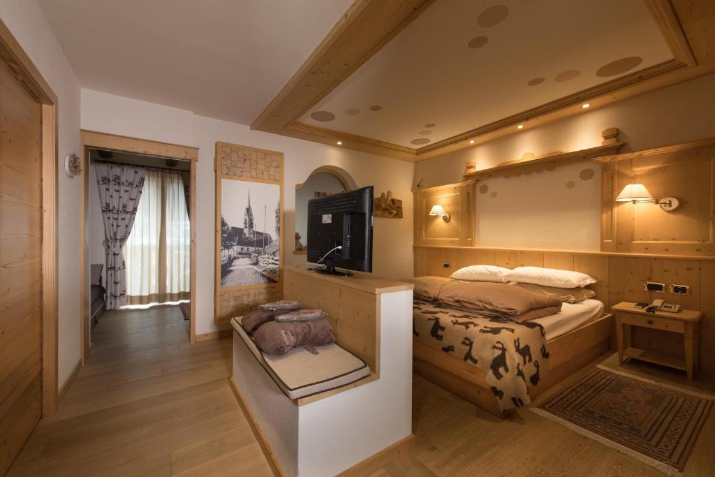 Postel nebo postele na pokoji v ubytování Hotel Patrizia Dolomites Glamour
