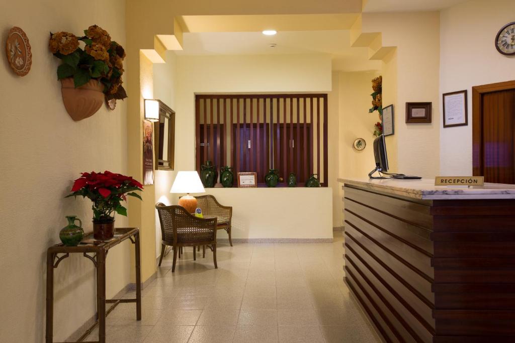 コルドバにあるホテル リビエラのリビングルーム(カウンター、テーブル、椅子付)