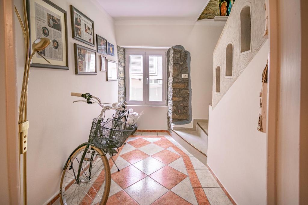 una bicicleta está estacionada en un pasillo con suelo de baldosa en Bed and Brekfast Donatella, en Piran