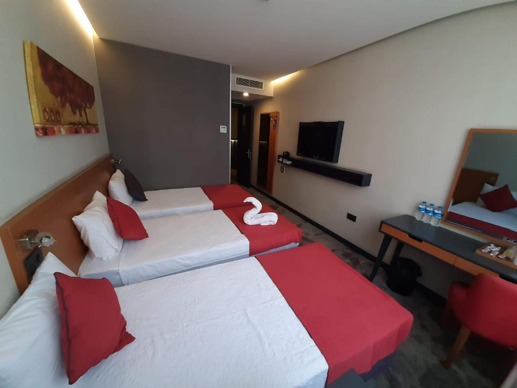 Postel nebo postele na pokoji v ubytování Sapko Airport Hotel