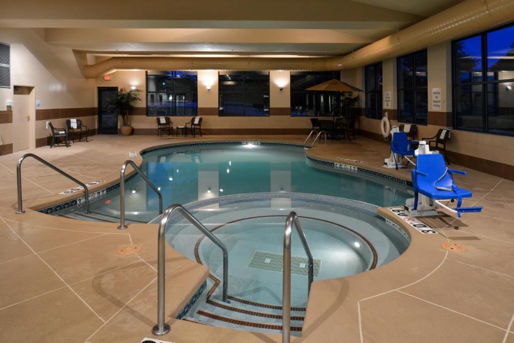 Holiday Inn Express Hotel & Suites Milwaukee-New Berlin by IHG photo