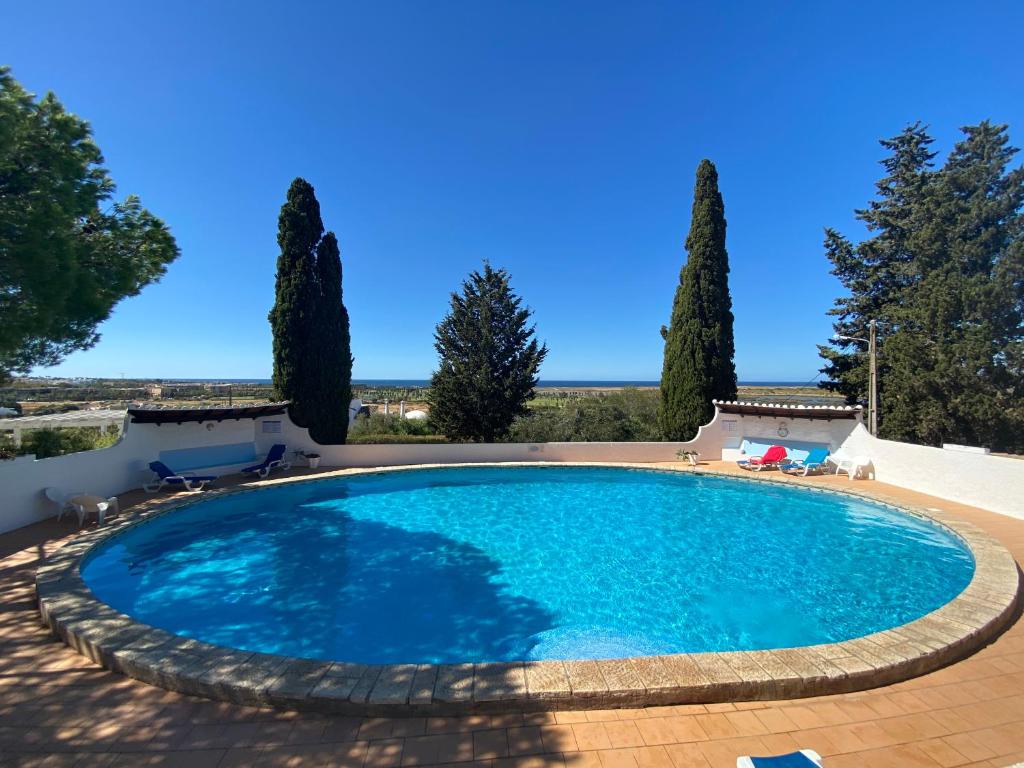 - une piscine dans une villa avec des arbres dans l'établissement Casa Joy, à Guia