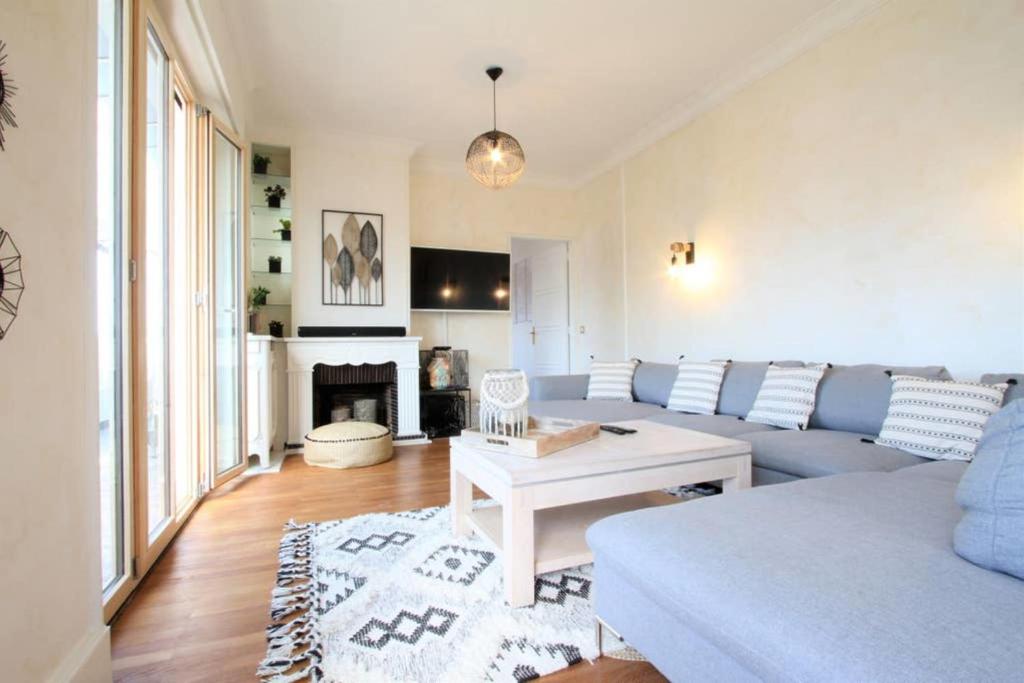 uma sala de estar com um sofá e uma lareira em Large 5 rooms with garage in the city center em Annecy