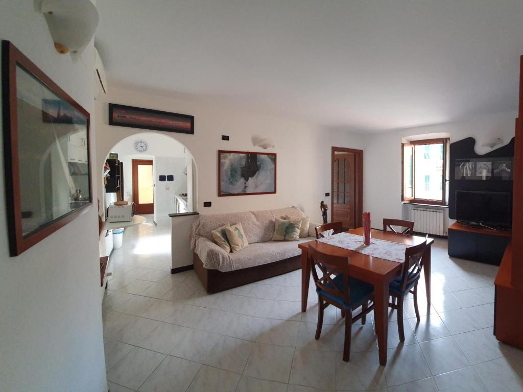 - un salon avec une table et un canapé dans l'établissement Cà du Punte, à Monterosso al Mare