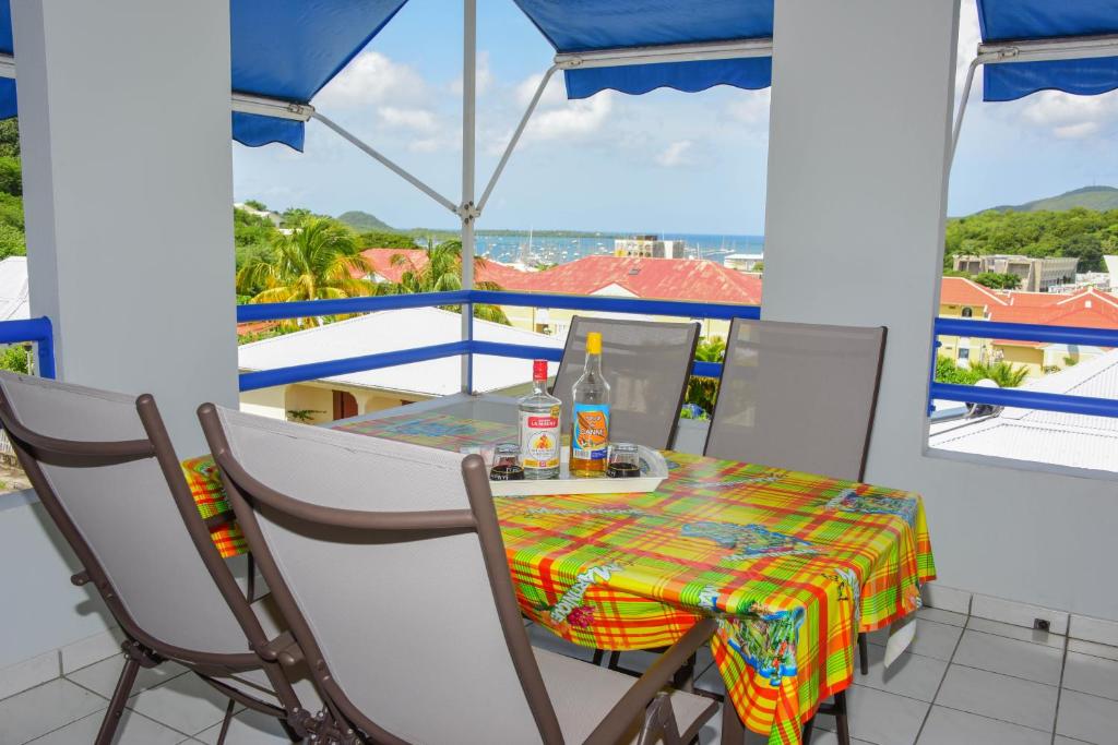 una mesa y sillas con vistas al océano en case an nou Martinique 3*** en Le Marin